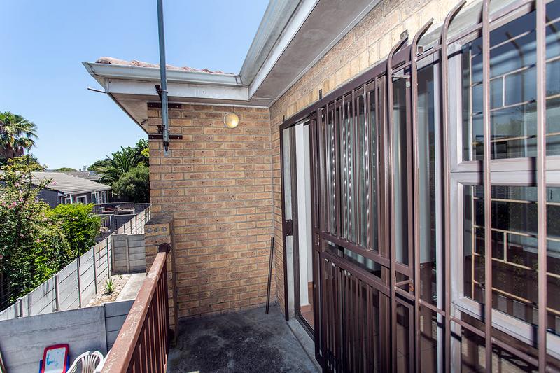 2 Bedroom Property for Sale in Oakglen Western Cape